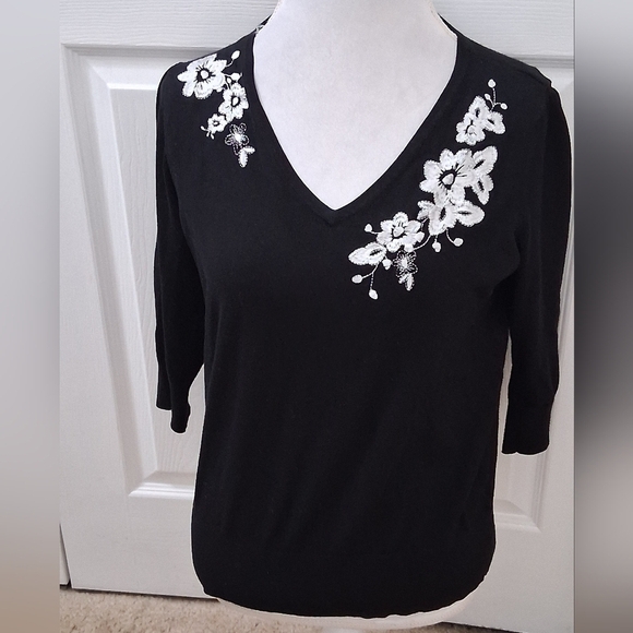 Roz & Ali Lady Libery Black Sweater With White Floral Embroidery     Size  L - Picture 2 of 12
